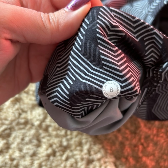 Five pair of Lulu lemon size 8 - Picture 12 of 16